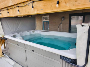 Holiday home with all season Swim spa & Pond view